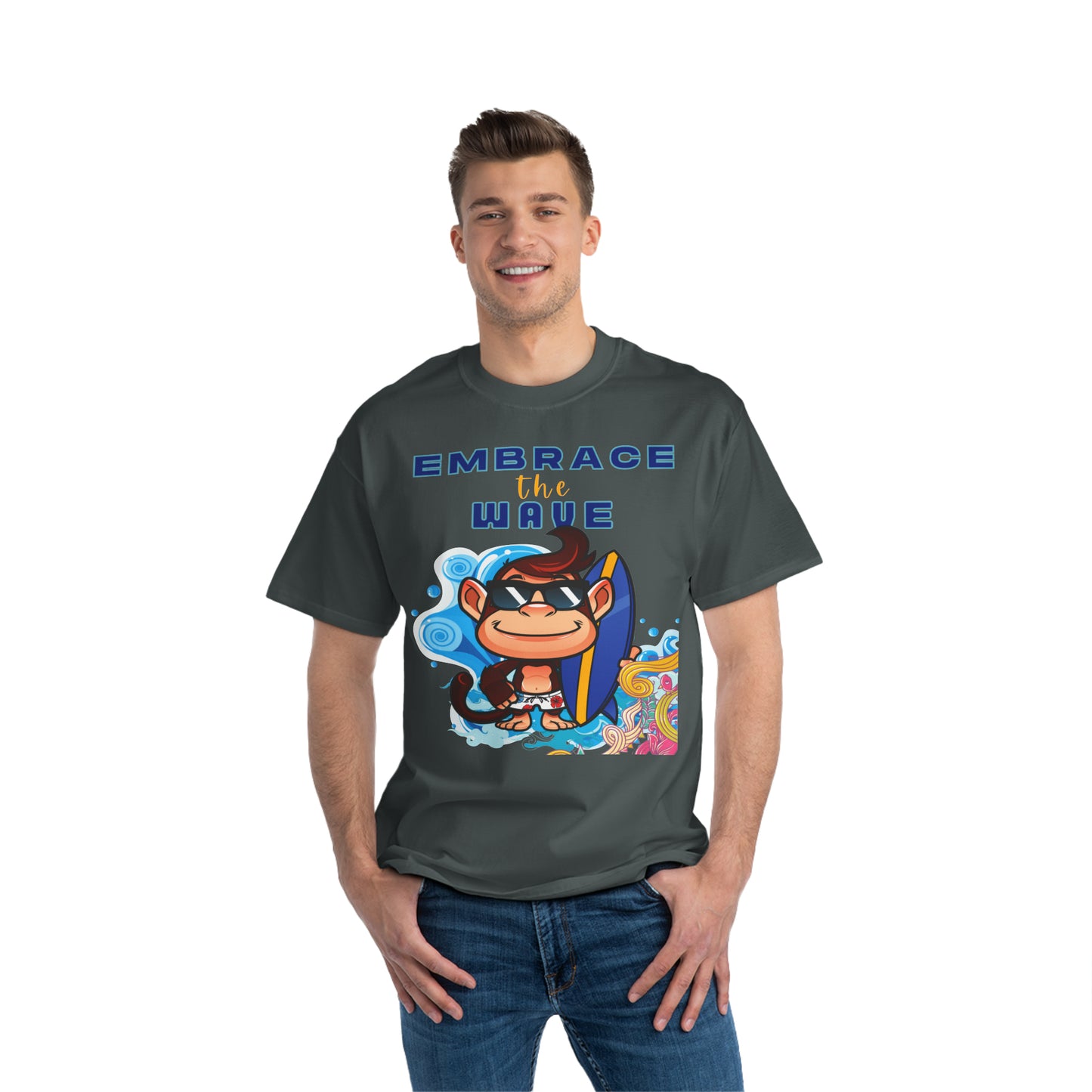 Abraza la camiseta de peso pesado Wave Monkey Surfer