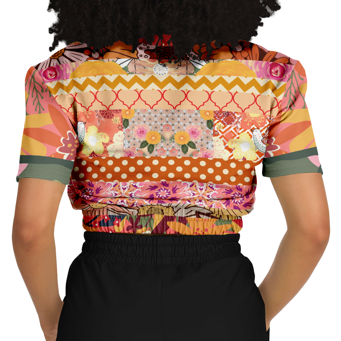 Suéter corto de poliéster ecológico de manga corta con patchwork floral a rayas de Yogananda 