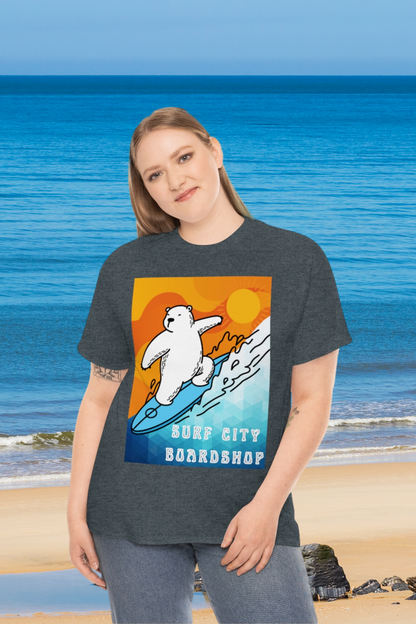 Camiseta de peso pesado Surf City Boardshop con mascota del oso polar, edición Sunset