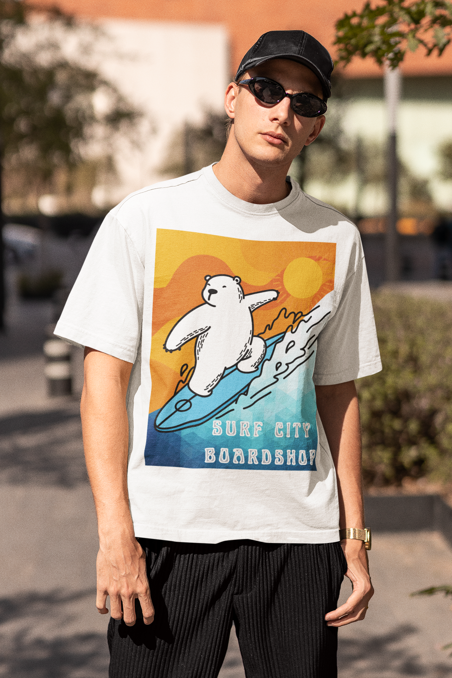 Camiseta de peso pesado Surf City Boardshop con mascota del oso polar, edición Sunset