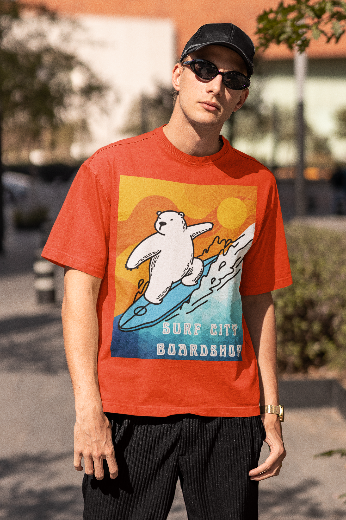 Camiseta de peso pesado Surf City Boardshop con mascota del oso polar, edición Sunset