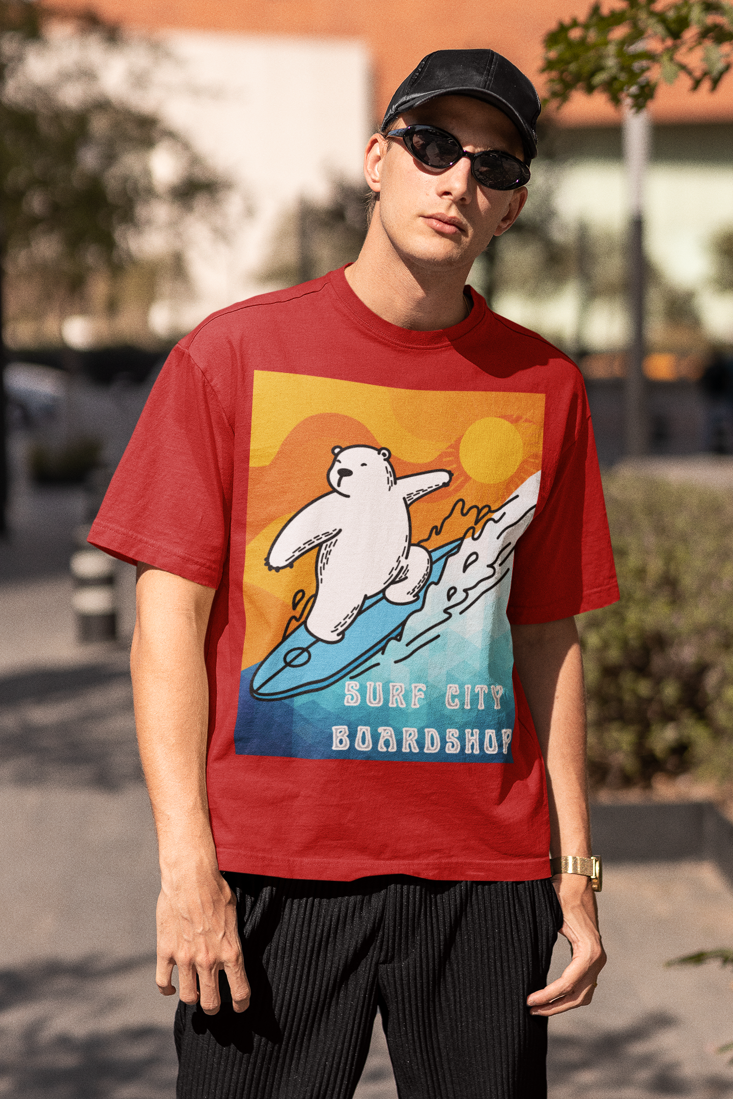 Camiseta de peso pesado Surf City Boardshop con mascota del oso polar, edición Sunset