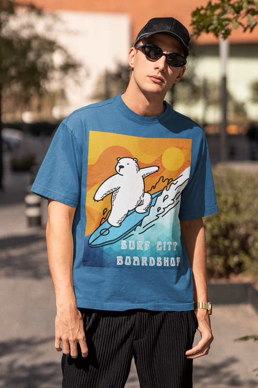 Camiseta de peso pesado Surf City Boardshop con mascota del oso polar, edición Sunset