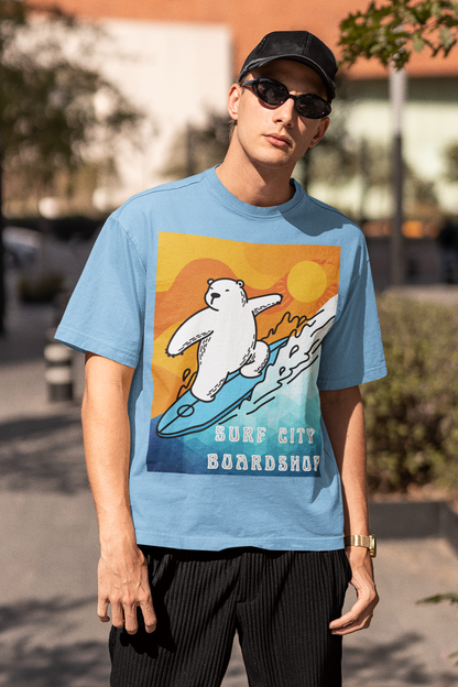 Camiseta de peso pesado Surf City Boardshop con mascota del oso polar, edición Sunset