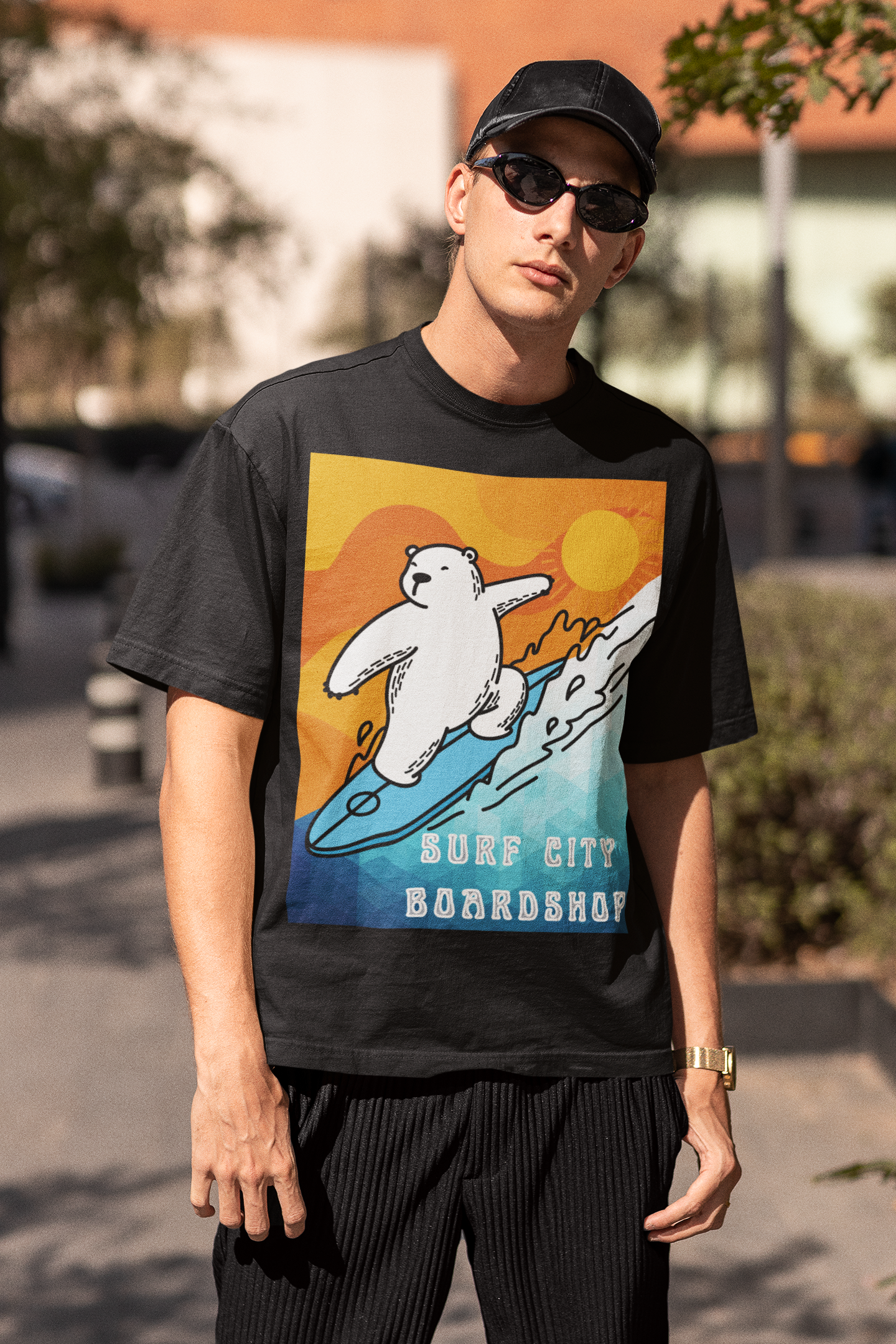 Camiseta de peso pesado Surf City Boardshop con mascota del oso polar, edición Sunset